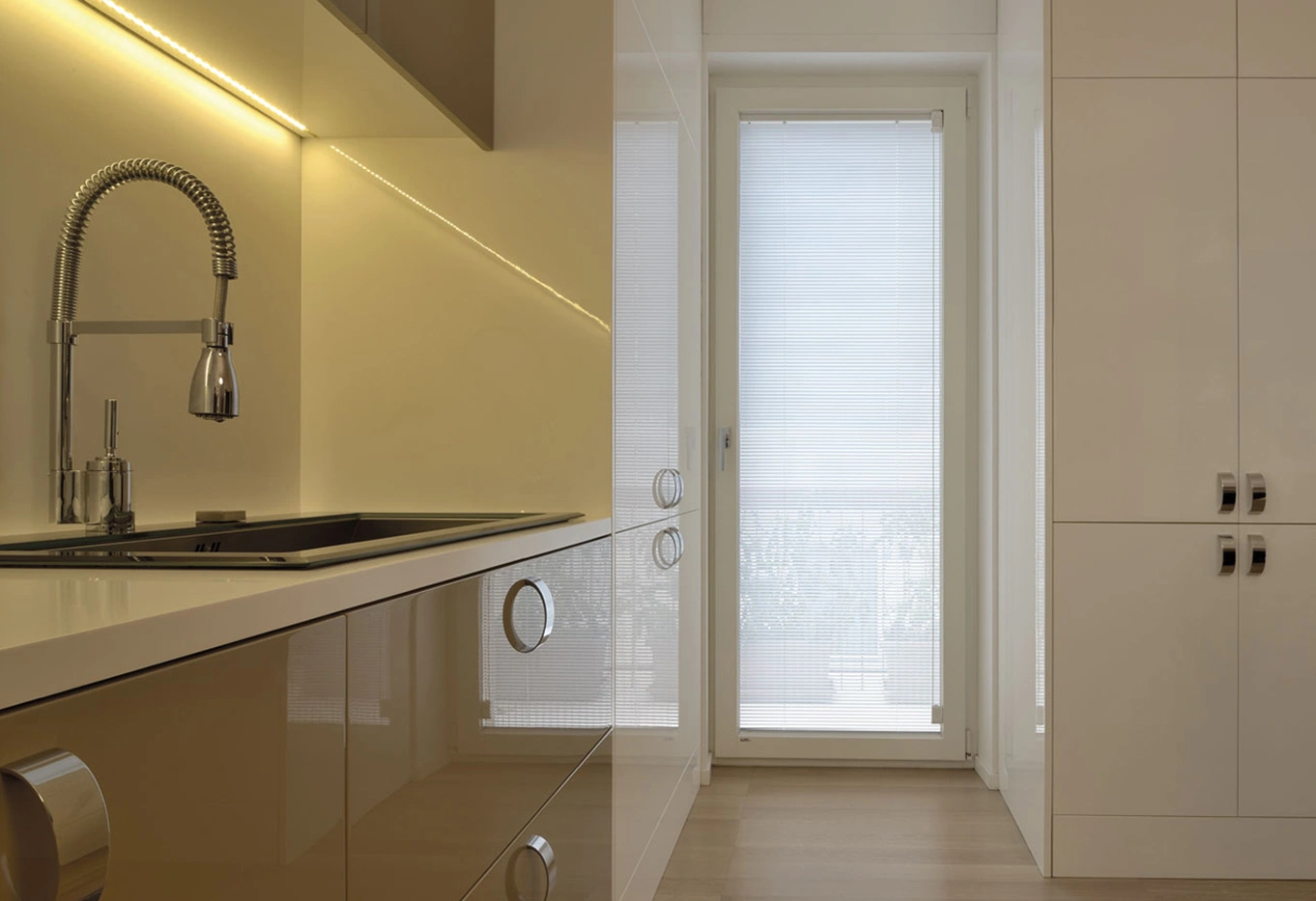 Cucina dell’Emilia Romagna con infissi in legno chiaro