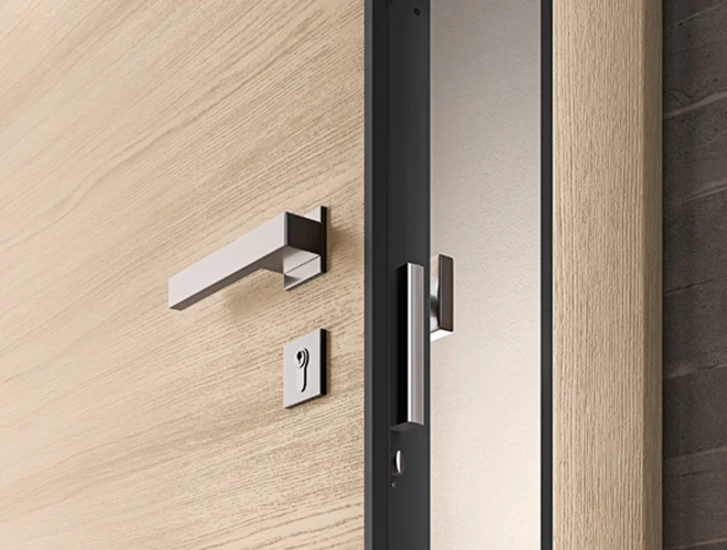 Dettaglio di chiusura di una porta blindata in legno