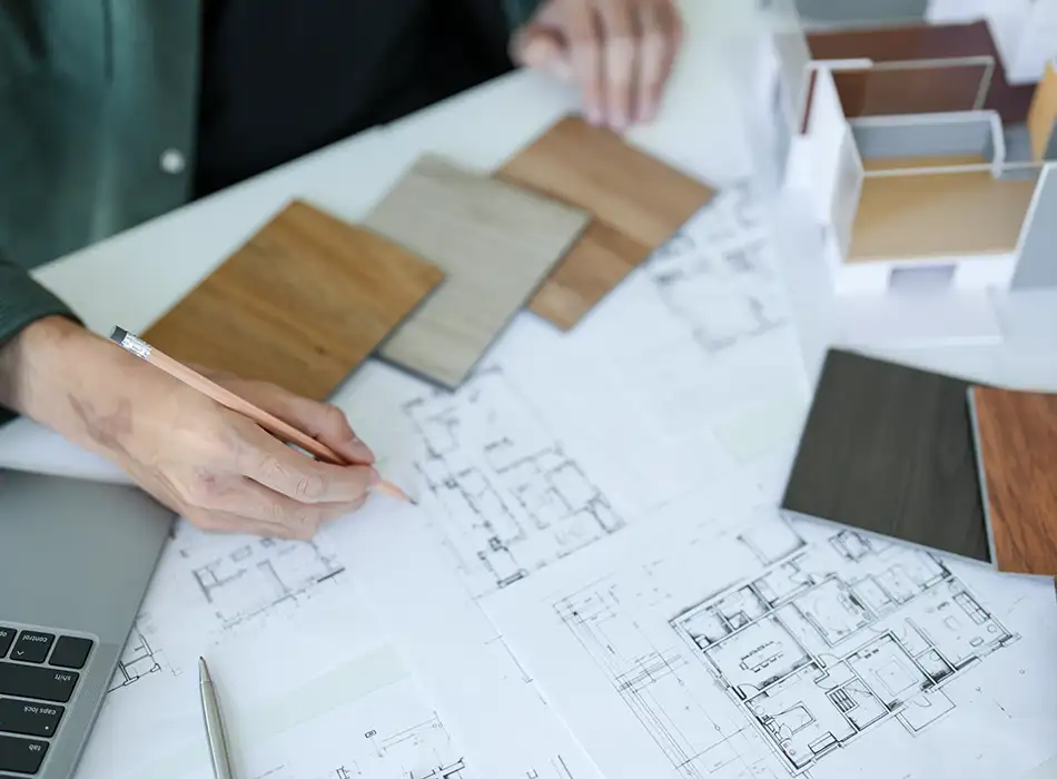 Dipendente di GPF seleziona materiale per infissi