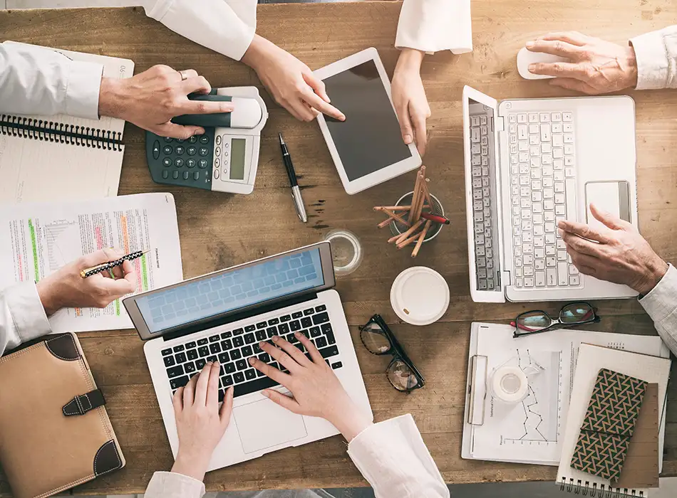 Dipendenti di GPF seduti alla scrivania a Bastiglia con computer Dipendenti di GPF seduti alla scrivania a Bastiglia con computer