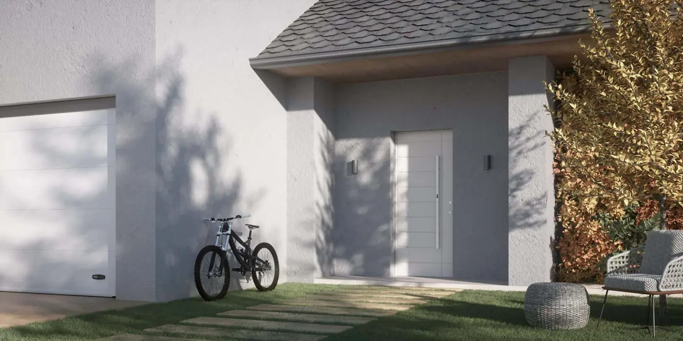 Esterno di porta blindata che da su giardino con bicicletta