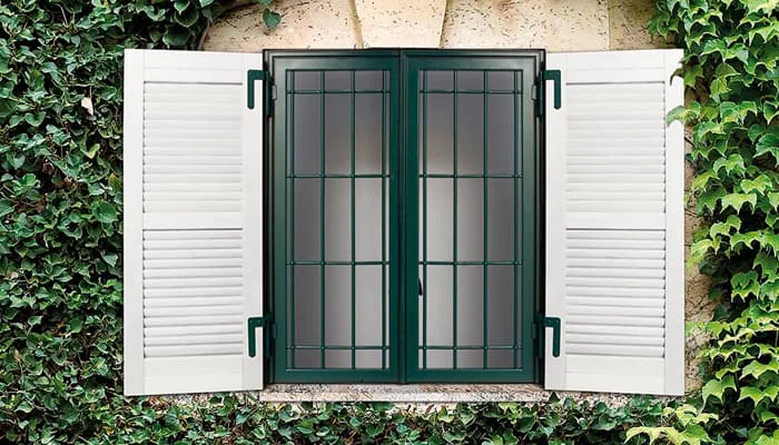 Finestra aperta con inferriate verdi