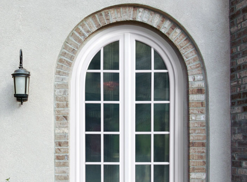 Finestra in PVC bianco e mattoni