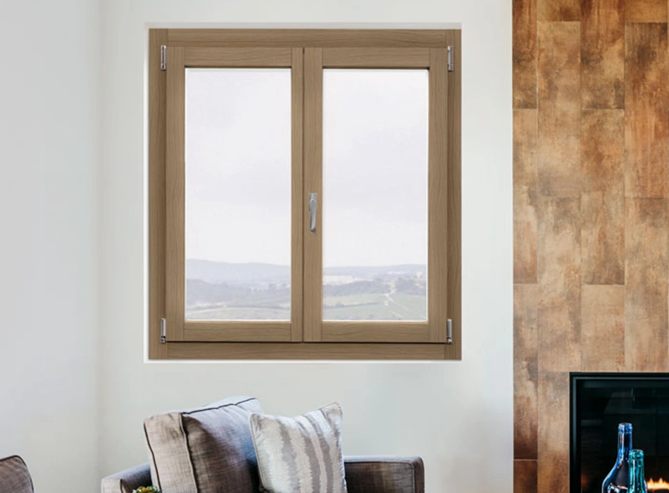 Finestra in legno chiaro su parete bianca