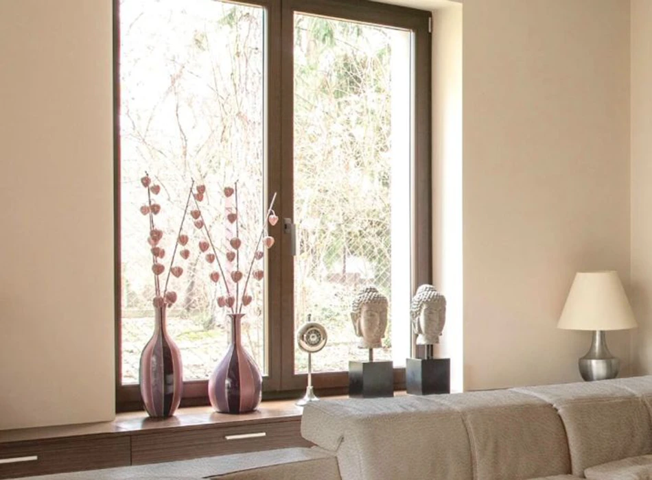 Finestra in legno in un salotto giallo