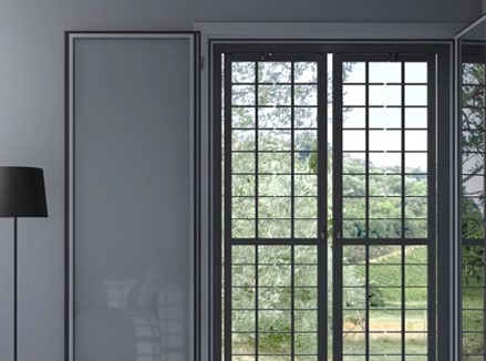 Inferriata in ferro e vista su giardino