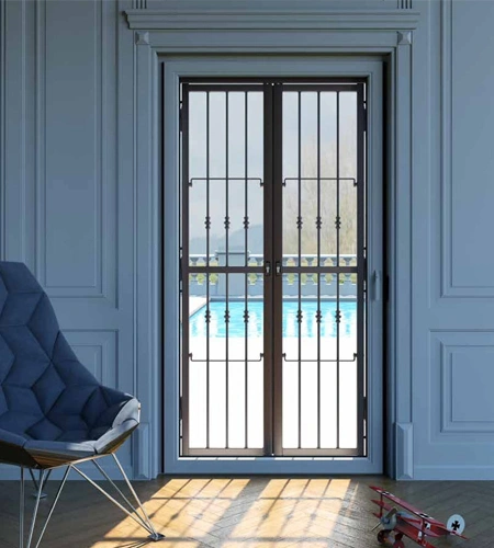 Inferriata per portafinestra con poltrona blu