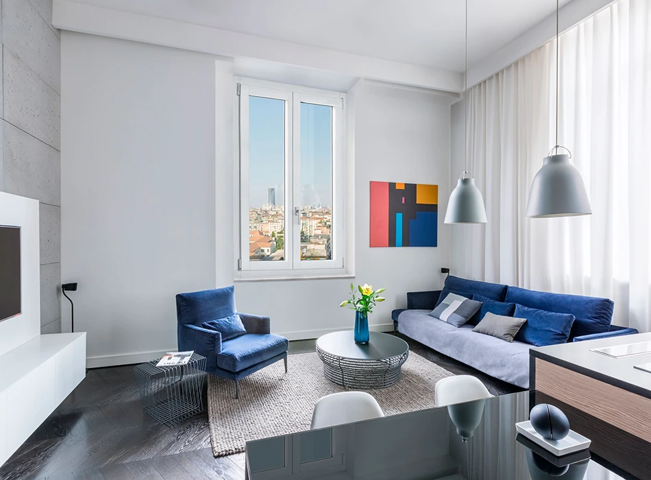 Infissi in legno alluminio bianco in un salotto a Modena Infissi in legno alluminio bianco in un salotto a Modena