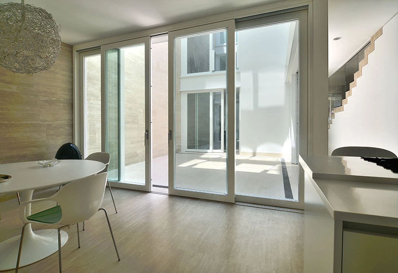 Infisso in legno chiaro in cucina