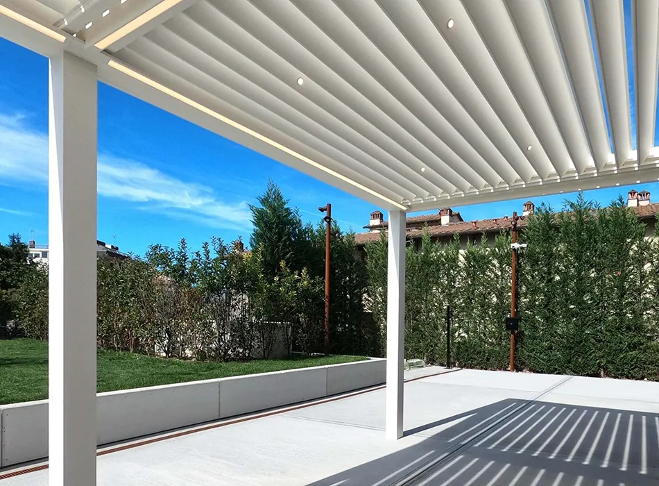 Pergola bioclimatica bianca con cielo azzurro Pergola bioclimatica bianca con cielo azzurro