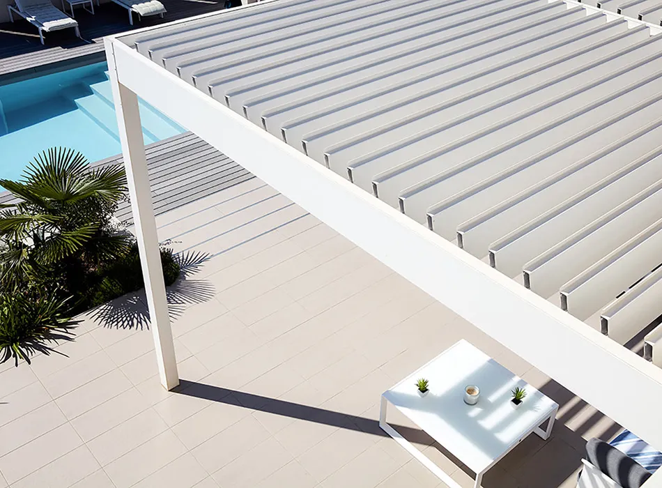 Pergola bioclimatica bianca e piscina in Emilia-Romagna