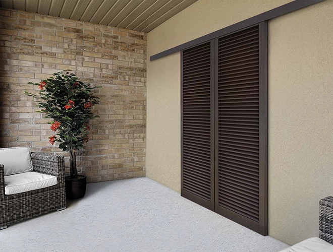 Persiane in legno nel patio di una casa
