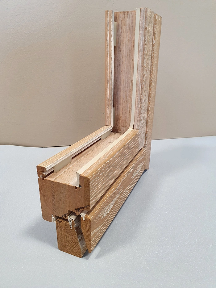 Pezzo di infisso in legno per finestra