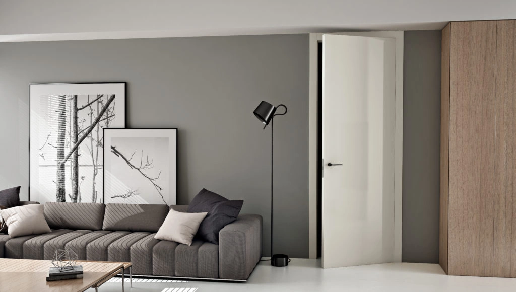 Porta a battente bianca nello showroom a Modena