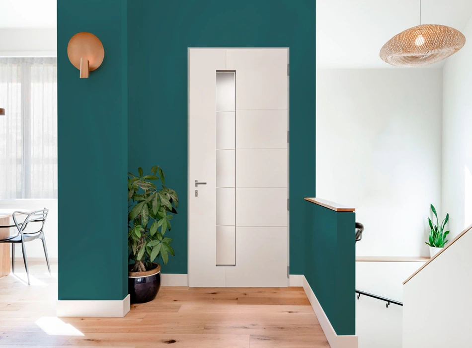 Porta d’ingresso bianca in una casa dell’Emilia-Romagna Porta d’ingresso bianca in una casa dell’Emilia-Romagna