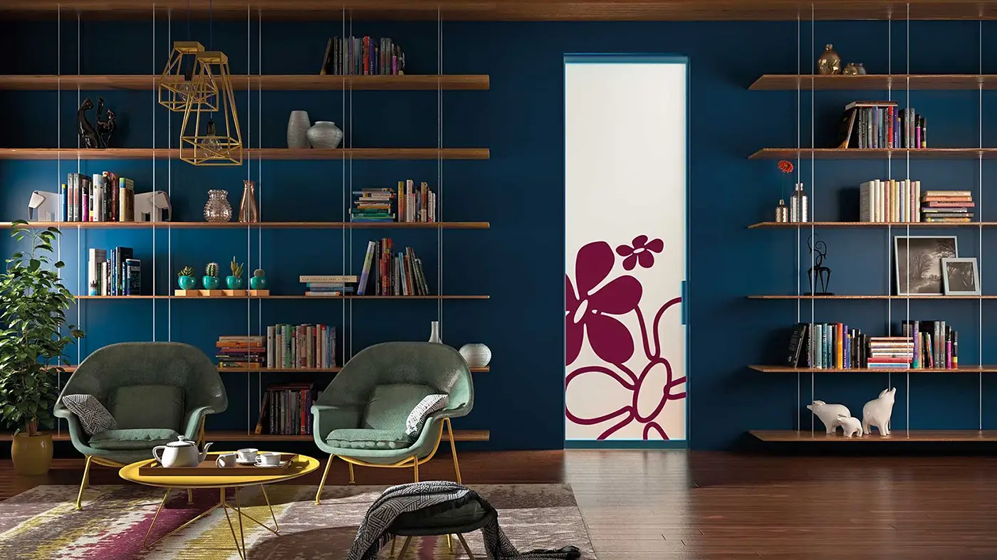 Porta filomuro in vetro satinato con fiori rosa in una stanza blu
