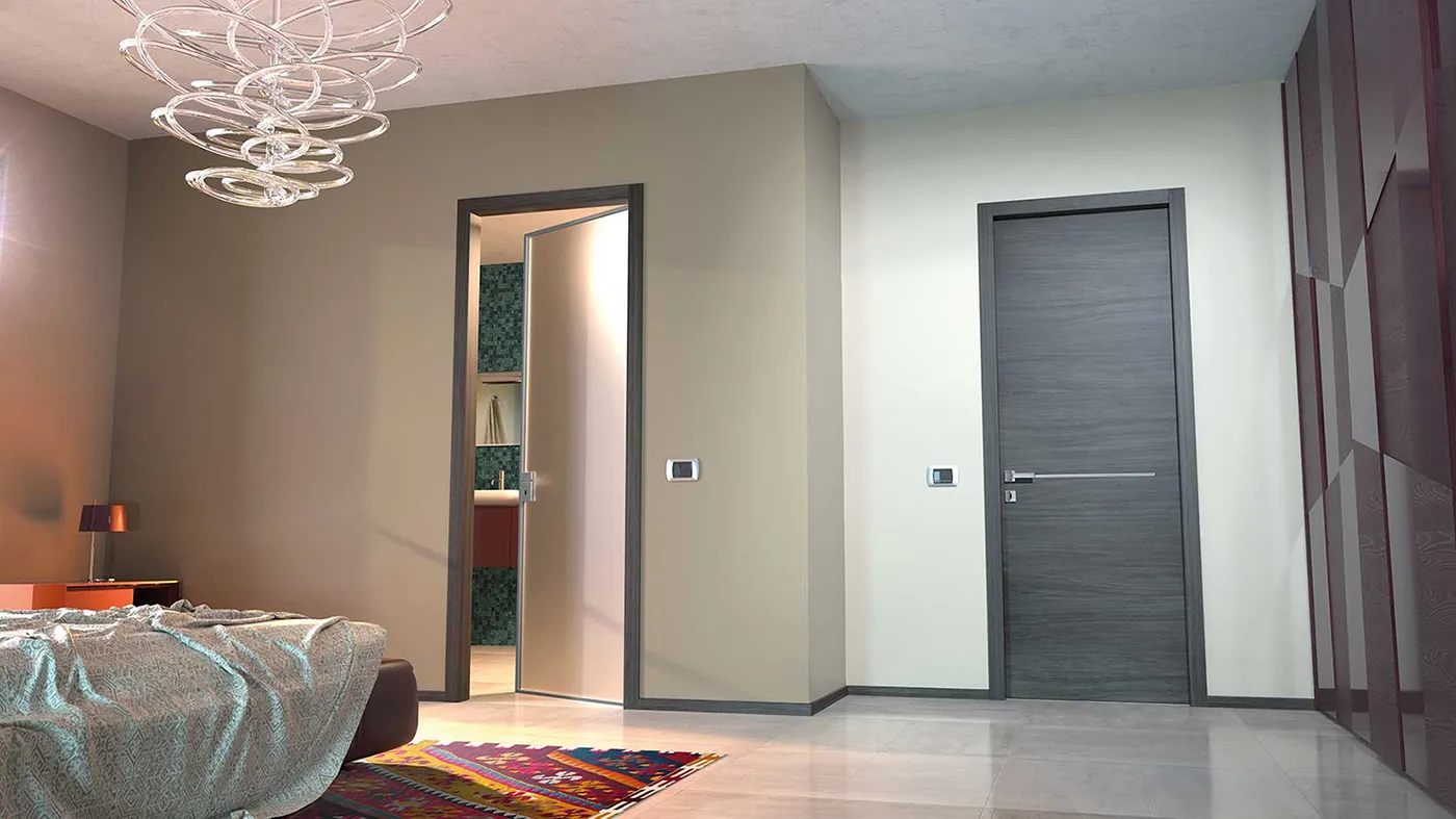 Porta grigia a battente e porta in vetro opaco in camera