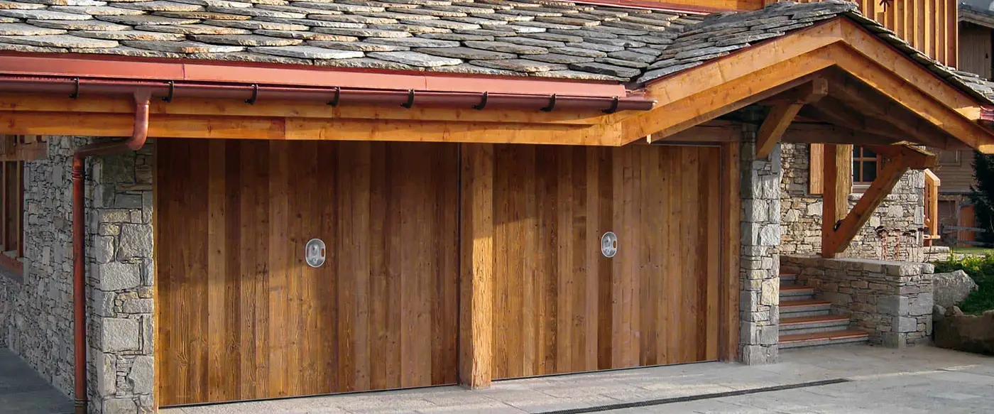 Porta per accesso al garage in legno