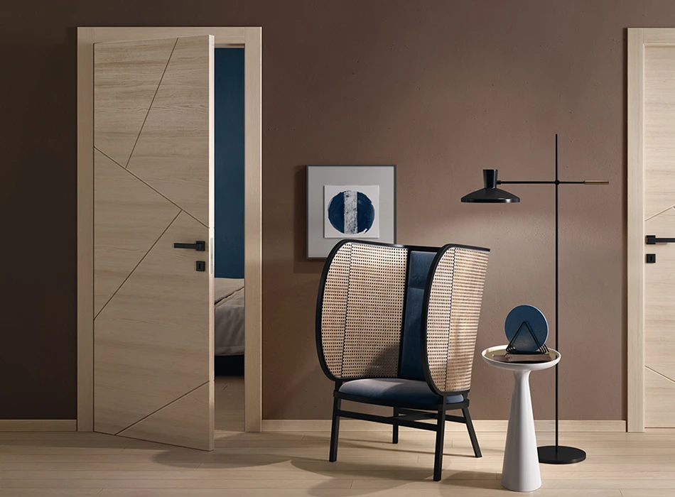 Porte interne in legno con dettagli neri e poltrona in legno e blu Porte interne in legno con dettagli neri e poltrona in legno e blu