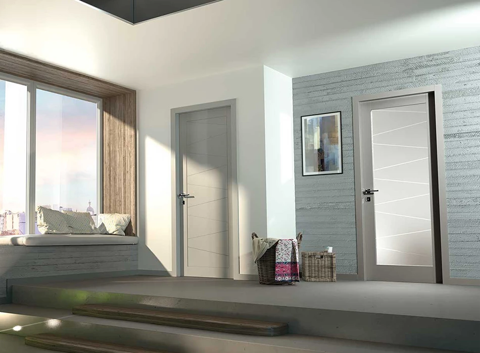 Stanza con porta a battente in legno e porta interna con inserti in vetro Stanza con porta a battente in legno e porta interna con inserti in vetro