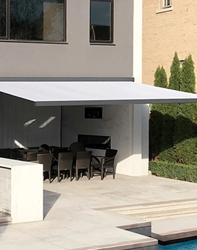 Tenda bianca in giardino