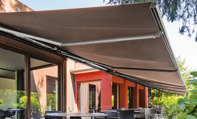 Tende da sole con bracci su casa rosa Tende da sole con bracci su casa rosa