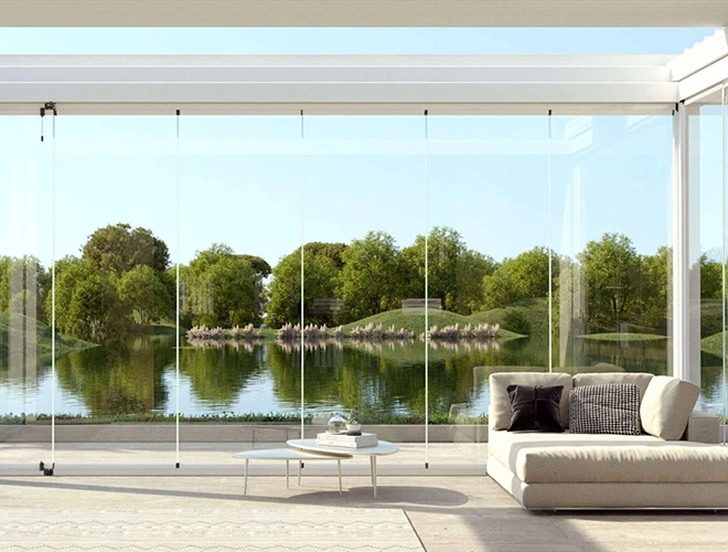 Vetrata panoramica e veduta su lago esterno Vetrata panoramica e veduta su lago esterno