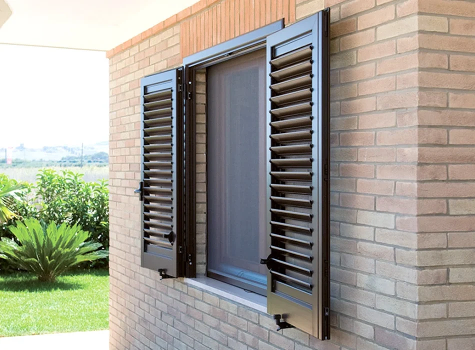 Persiane in legno scuro per finestra