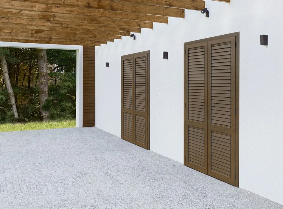 Persiane-scure-per-portefinestre-su-pareti-bianche