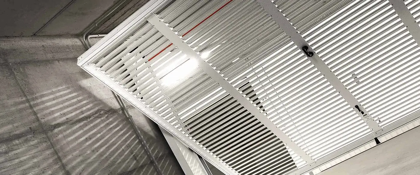 Porta basculante bianca per accesso al garage